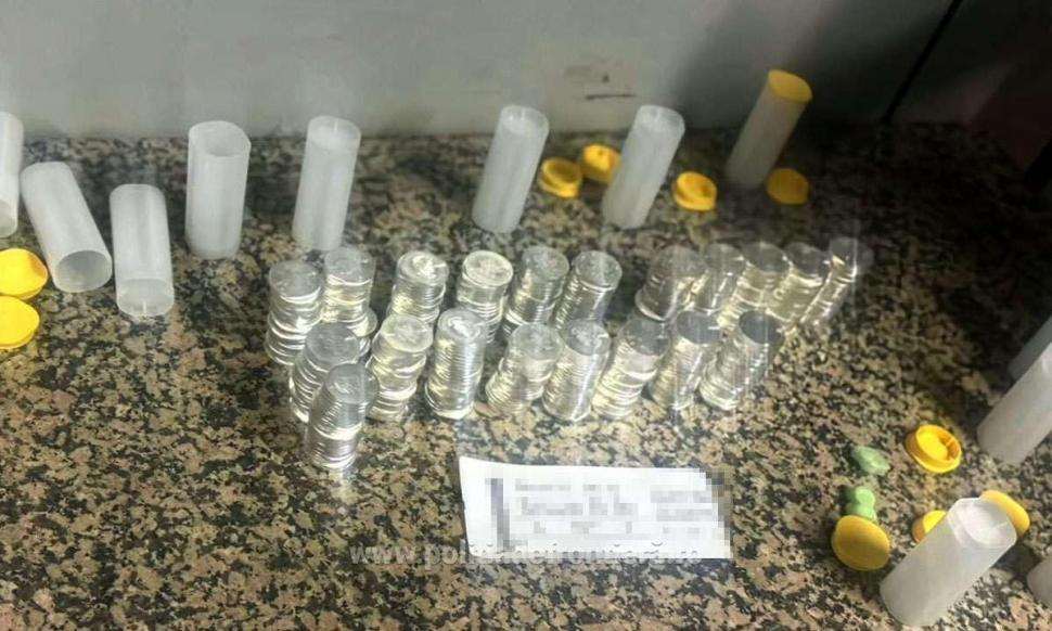 Pe Aeroportul Otopeni, polițiștii au descoperit 500 de monede în bagajele a doi străini. Ce voiau să facă cu ele și cât valorează  977602