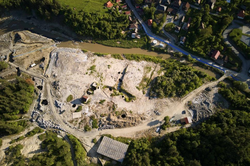 Imagini din dronă cu dezastrul de la Praid. Vechea mină riscă să se prăbușească, găuri uriașe în albia pârâului Corund 977908