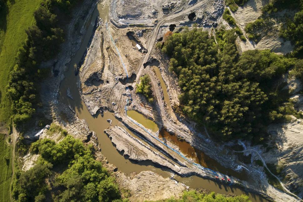 Imagini din dronă cu dezastrul de la Praid. Vechea mină riscă să se prăbușească, găuri uriașe în albia pârâului Corund 977909