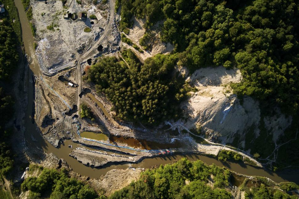 Imagini din dronă cu dezastrul de la Praid. Vechea mină riscă să se prăbușească, găuri uriașe în albia pârâului Corund 977910