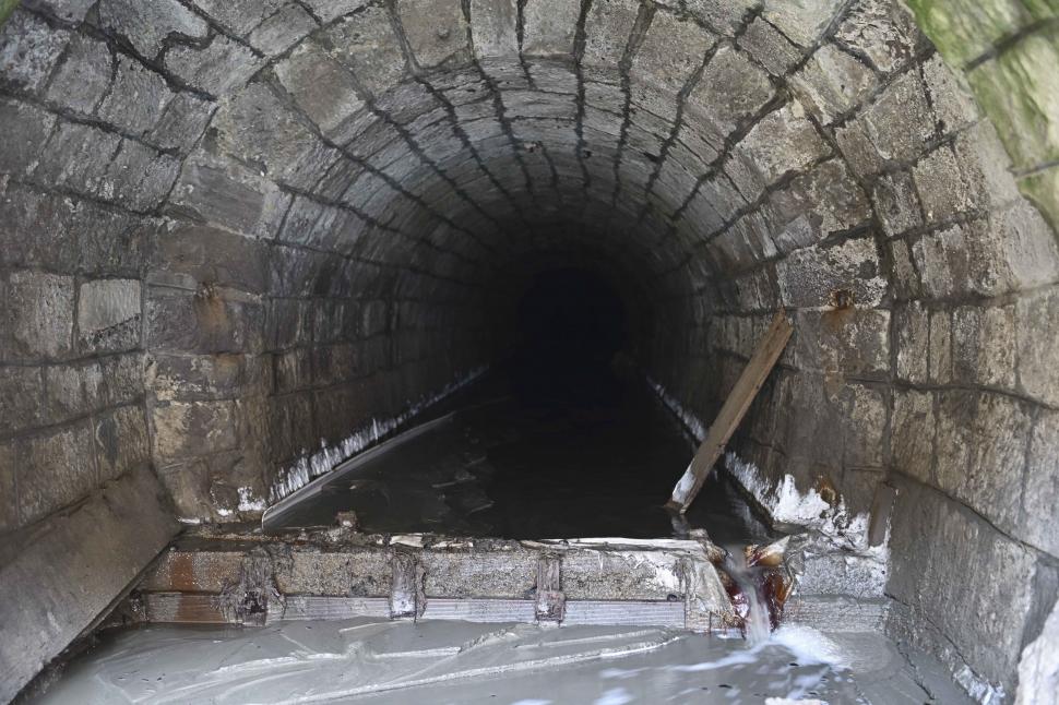 Imagini din dronă cu dezastrul de la Praid. Vechea mină riscă să se prăbușească, găuri uriașe în albia pârâului Corund 977914