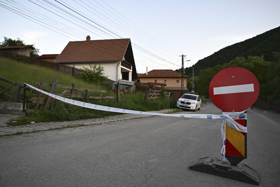 Imagini din dronă cu dezastrul de la Praid. Vechea mină riscă să se prăbușească, găuri uriașe în albia pârâului Corund 977915