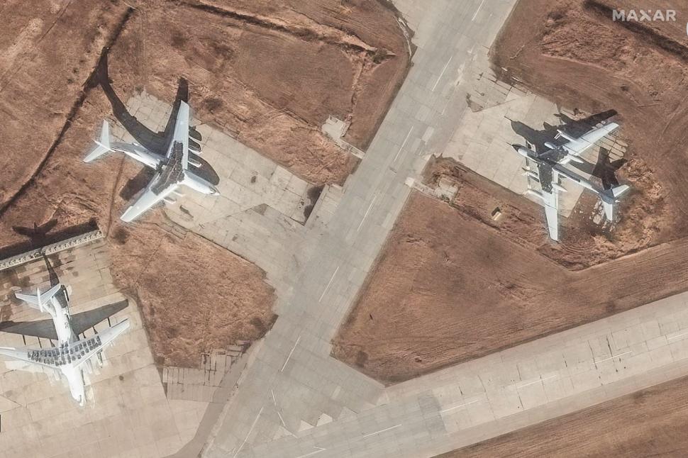 Imagini din satelit cu bombardierele nucleare ale lui Putin, distruse de roiul de drone ucrainene. Rușii le protejau cu cauciucuri 977922