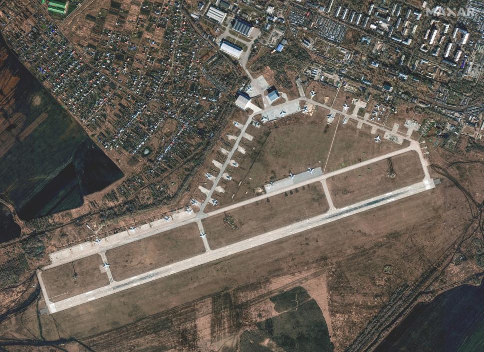 Imagini din satelit cu bombardierele nucleare ale lui Putin, distruse de roiul de drone ucrainene. Rușii le protejau cu cauciucuri 977924