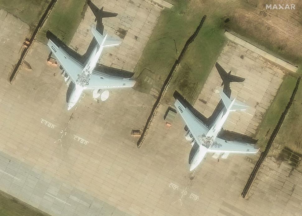 Imagini din satelit cu bombardierele nucleare ale lui Putin, distruse de roiul de drone ucrainene. Rușii le protejau cu cauciucuri 977926