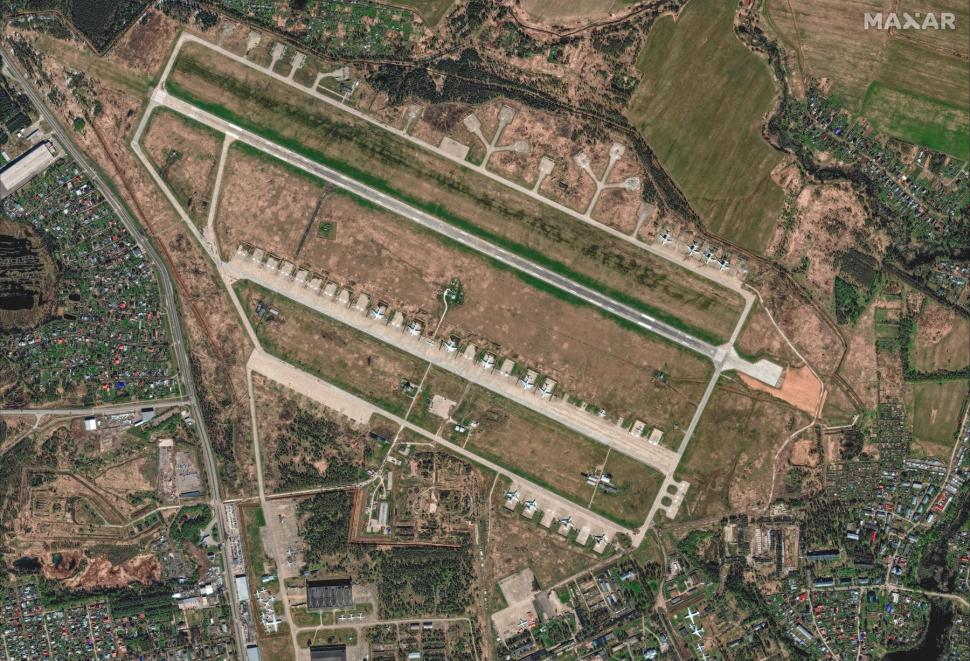 Imagini din satelit cu bombardierele nucleare ale lui Putin, distruse de roiul de drone ucrainene. Rușii le protejau cu cauciucuri 977928