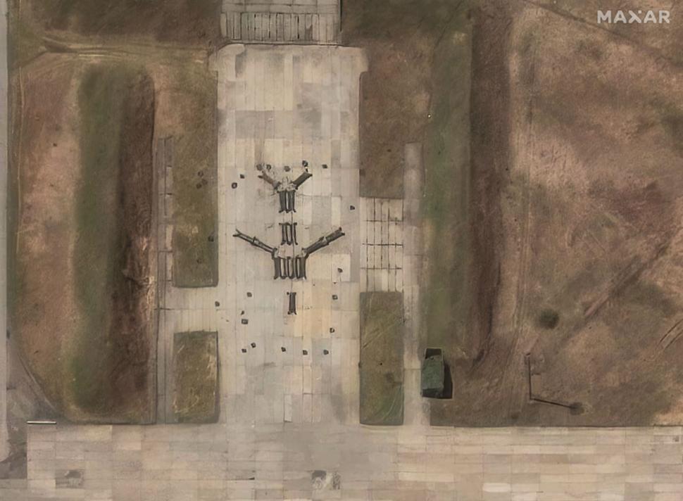 Imagini din satelit cu bombardierele nucleare ale lui Putin, distruse de roiul de drone ucrainene. Rușii le protejau cu cauciucuri 977933