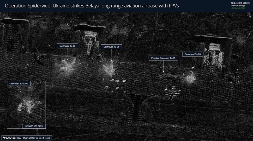 Imagini din satelit cu bombardierele nucleare ale lui Putin, distruse de roiul de drone ucrainene. Rușii le protejau cu cauciucuri 977994
