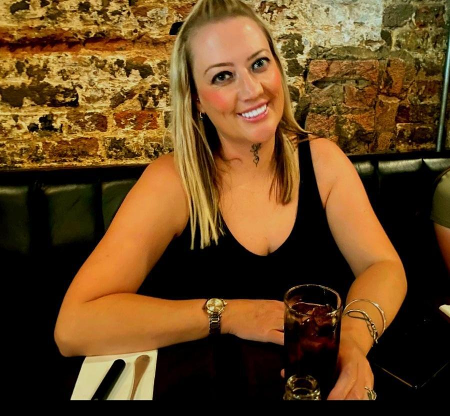 O femeie s-a dus în Turcia să-și facă dantura pe bani puțini. A fost desfigurată și suferă de dureri imposibile 977976