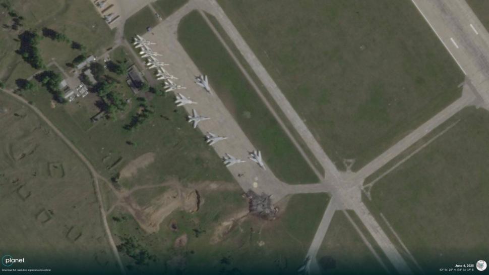 Noi imagini din satelit cu dezastrul de pe aerodromurile militare din Rusia. Cum arată epavele bombardierelor lui Putin 978253