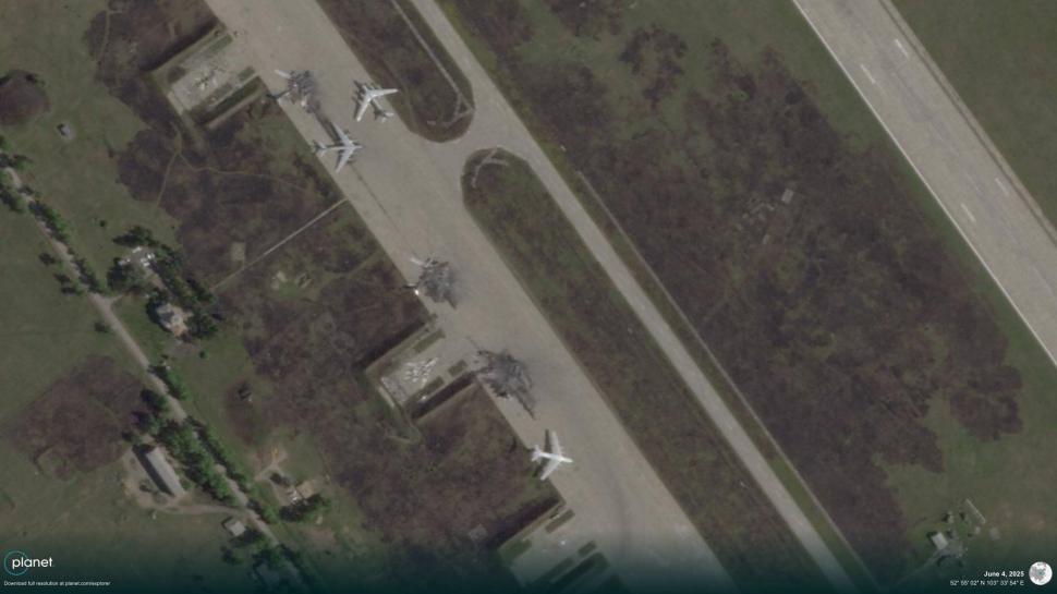 Noi imagini din satelit cu dezastrul de pe aerodromurile militare din Rusia. Cum arată epavele bombardierelor lui Putin 978257