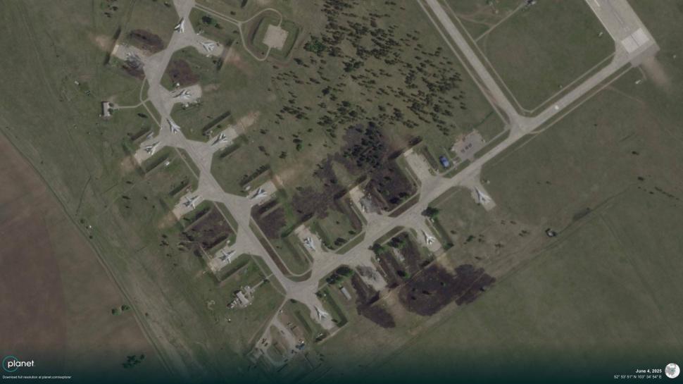 Noi imagini din satelit cu dezastrul de pe aerodromurile militare din Rusia. Cum arată epavele bombardierelor lui Putin 978258