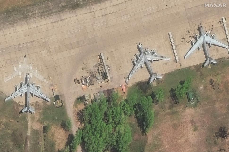 Noi imagini din satelit cu dezastrul de pe aerodromurile militare din Rusia. Cum arată epavele bombardierelor lui Putin 978266