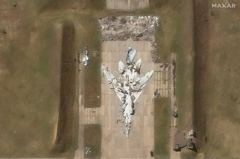 Noi imagini din satelit cu dezastrul de pe aerodromurile militare din Rusia. Cum arată epavele bombardierelor lui Putin 978267