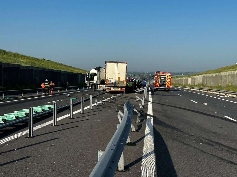Un mort și un rănit, după ce o dubiță și un TIR s-au izbit pe Drumul expres Craiova - Piteşti 978401