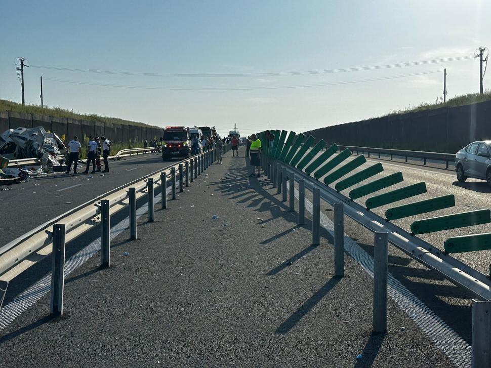 Un mort și un rănit, după ce o dubiță și un TIR s-au izbit pe Drumul expres Craiova - Piteşti 978402