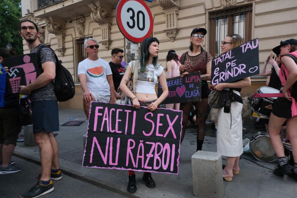 Cinci suspecți, prinși cu ouă asupra lor înaintea marșului Bucharest Pride. "Suspiciuni rezonabile că urmau să fie folosite ilegal" 979078