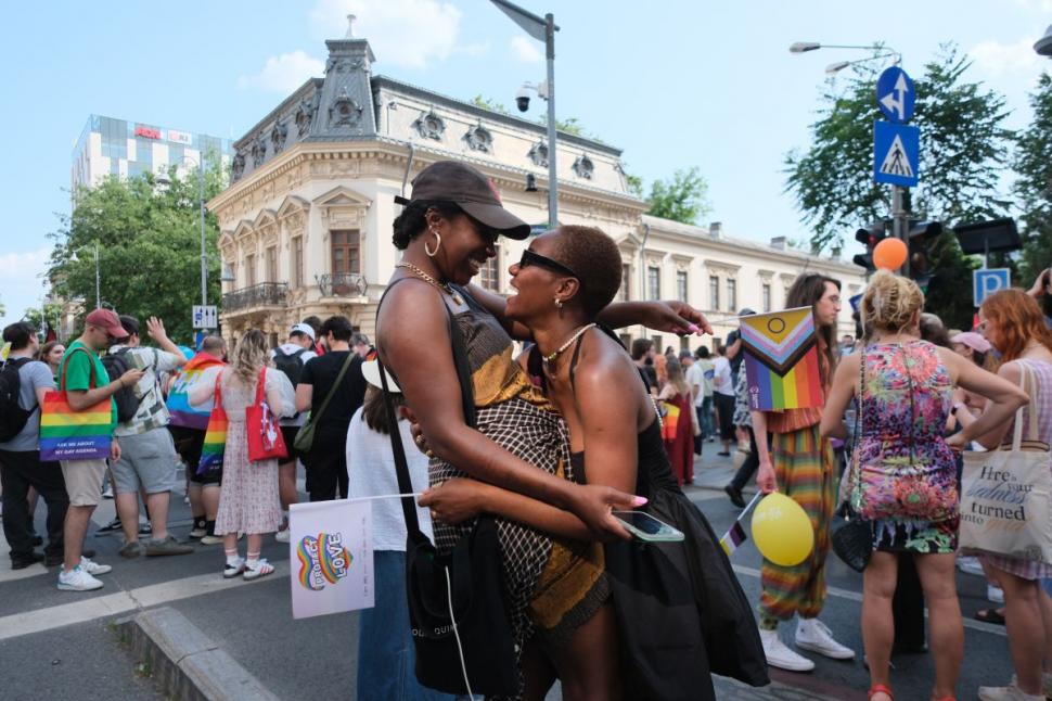 Cinci suspecți, prinși cu ouă asupra lor înaintea marșului Bucharest Pride. "Suspiciuni rezonabile că urmau să fie folosite ilegal" 979082