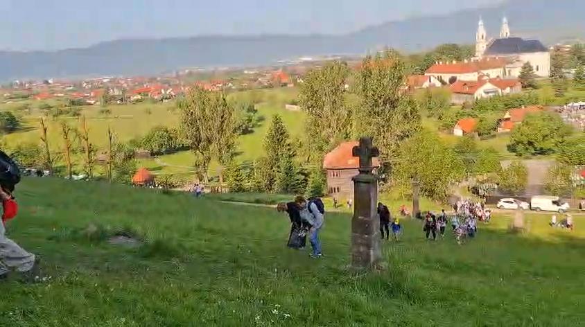 Sute de mii de oameni sunt la pelerinajul de la Șumuleu Ciuc. 24 de persoane au avut nevoie de ajutor medical din cauza căldurii 979019