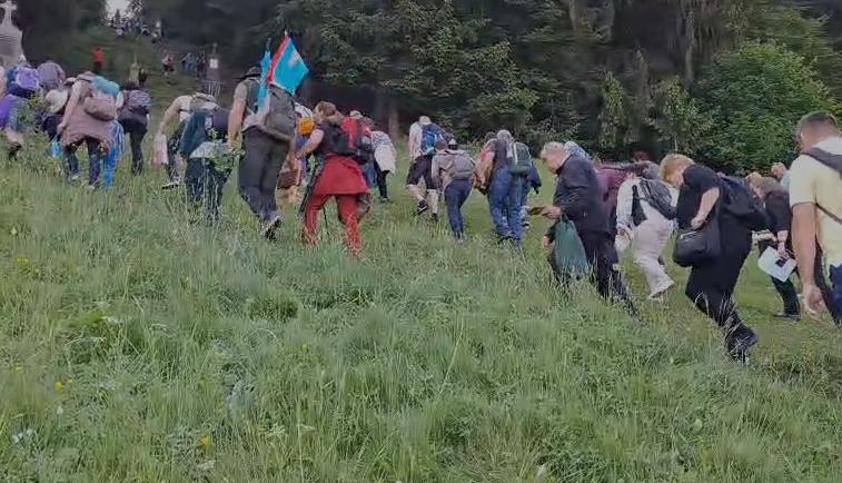 Sute de mii de oameni sunt la pelerinajul de la Șumuleu Ciuc. 24 de persoane au avut nevoie de ajutor medical din cauza căldurii 979021