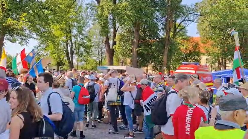 Sute de mii de oameni sunt la pelerinajul de la Șumuleu Ciuc. 24 de persoane au avut nevoie de ajutor medical din cauza căldurii 979022