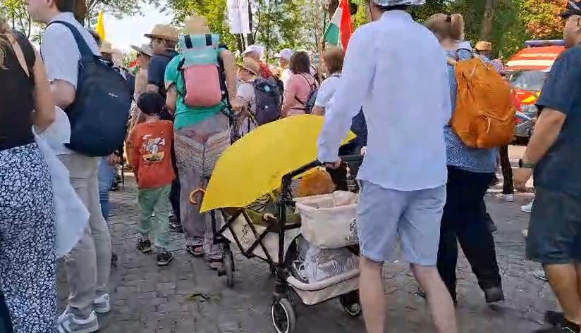 Sute de mii de oameni sunt la pelerinajul de la Șumuleu Ciuc. 24 de persoane au avut nevoie de ajutor medical din cauza căldurii 979023