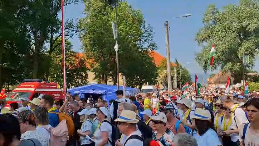 Sute de mii de oameni sunt la pelerinajul de la Șumuleu Ciuc. 24 de persoane au avut nevoie de ajutor medical din cauza căldurii 979025