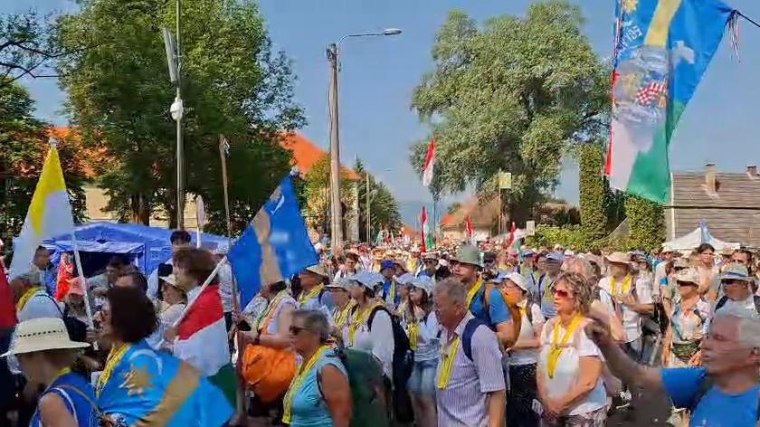 Sute de mii de oameni sunt la pelerinajul de la Șumuleu Ciuc. 24 de persoane au avut nevoie de ajutor medical din cauza căldurii 979026