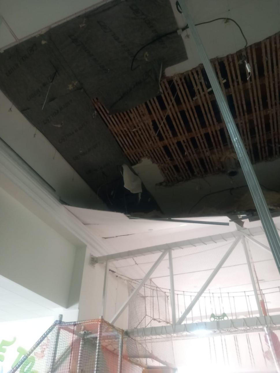 Tavanul unei clădiri s-a prăbușit peste copiii care veniseră la o petrecere, în Botoșani. Mai multe victime, transportate la spital 979089