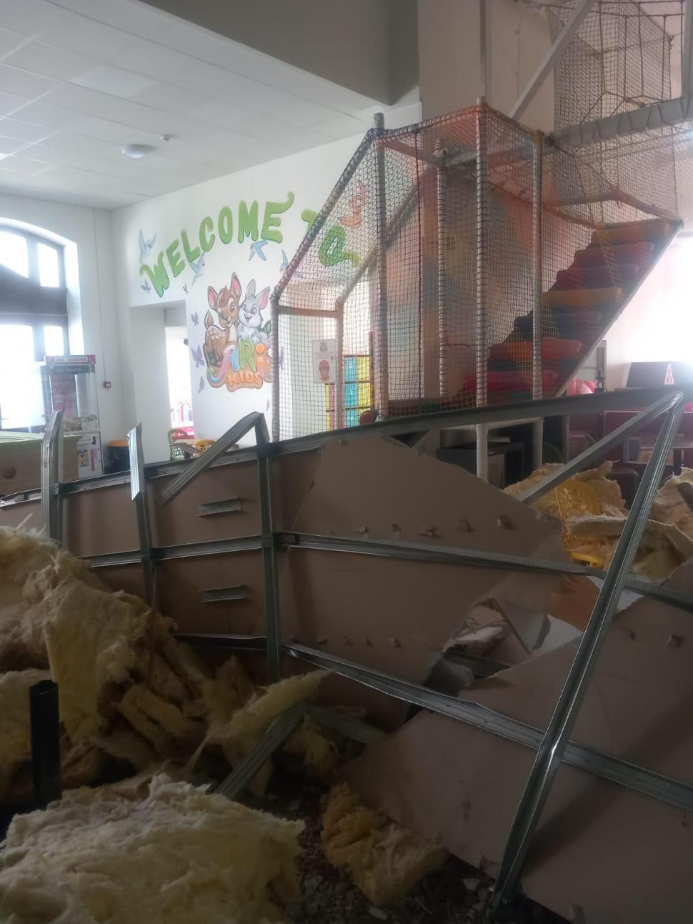 Tavanul unei clădiri s-a prăbușit peste copiii care veniseră la o petrecere, în Botoșani. Mai multe victime, transportate la spital 979091