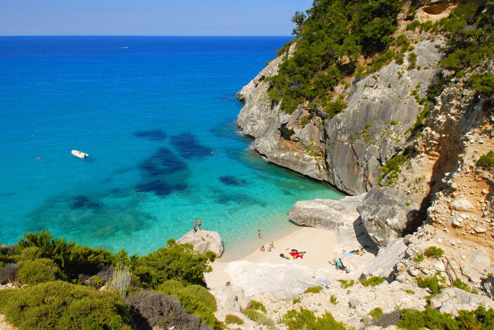 Tot ce trebuie să știi dacă mergi în vară în Grecia, Italia sau Spania. Unde sunt interzise selfie-urile sau se dau amenzi pentru șlapi 978571