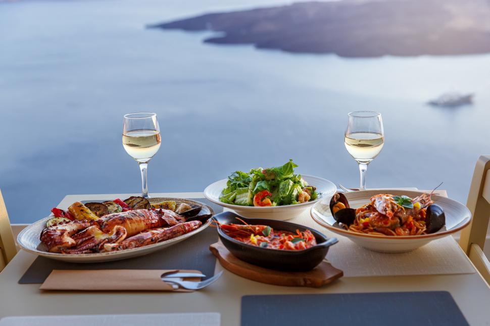 Tot ce trebuie să știi dacă mergi în vară în Grecia, Italia sau Spania. Unde sunt interzise selfie-urile sau se dau amenzi pentru șlapi 978586