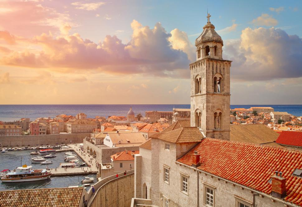 Tot ce trebuie să știi dacă mergi în vară în Grecia, Italia sau Spania. Unde sunt interzise selfie-urile sau se dau amenzi pentru șlapi 978603