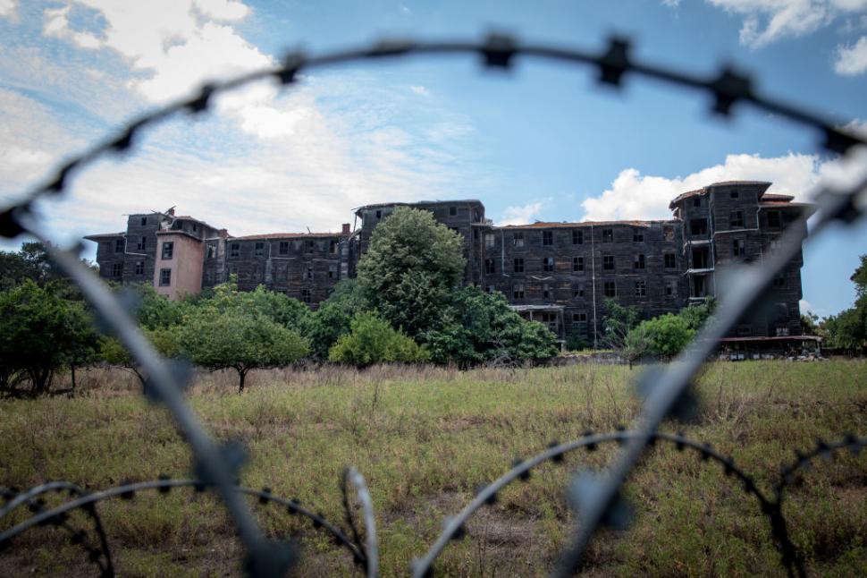 Cea mai mare clădire din lemn din Europa va fi transformată în hotel de lux de Patriarhia Greciei 978289