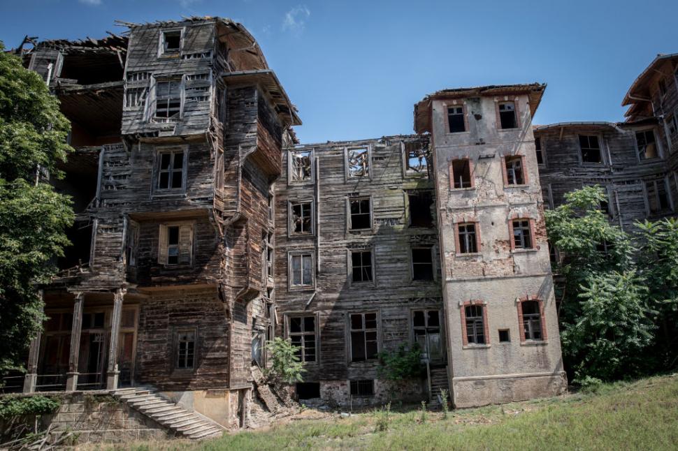 Cea mai mare clădire din lemn din Europa va fi transformată în hotel de lux de Patriarhia Greciei 978290