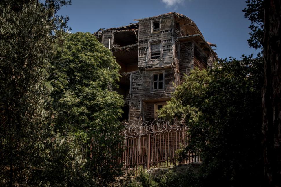 Cea mai mare clădire din lemn din Europa va fi transformată în hotel de lux de Patriarhia Greciei 978291