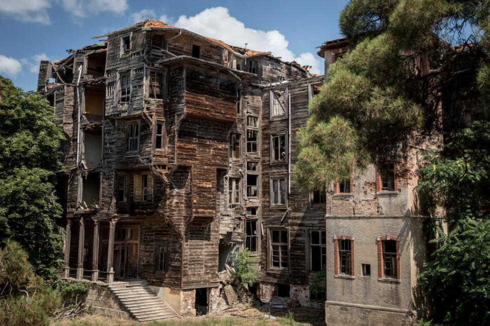 Cea mai mare clădire din lemn din Europa va fi transformată în hotel de lux de Patriarhia Greciei 978295