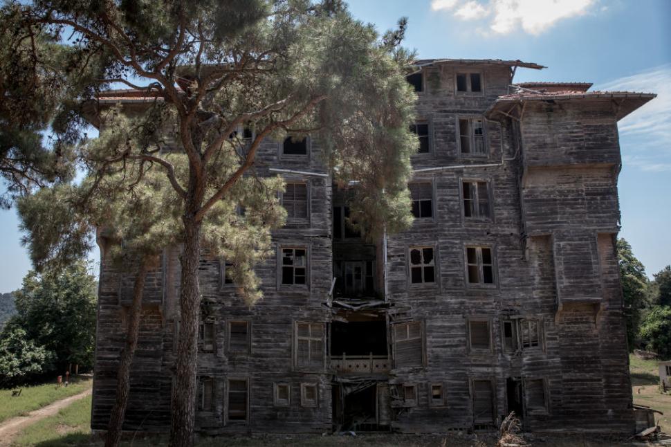 Cea mai mare clădire din lemn din Europa va fi transformată în hotel de lux de Patriarhia Greciei 978302