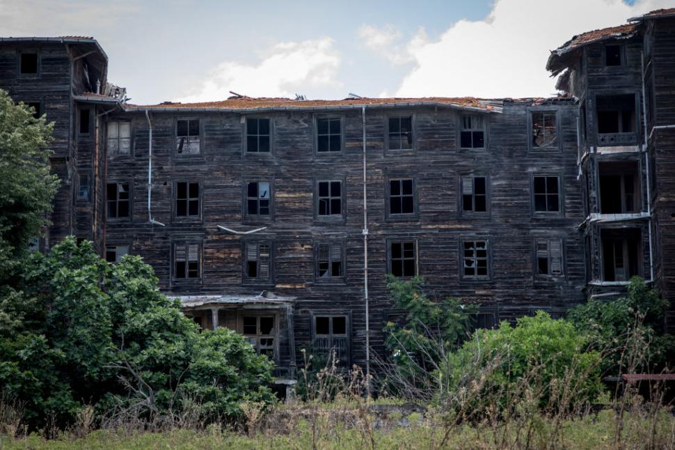 Cea mai mare clădire din lemn din Europa va fi transformată în hotel de lux de Patriarhia Greciei 978303