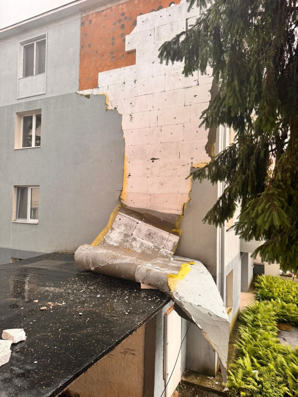 Furtună violentă în Mureș: o persoană lovită de fulger, copaci căzuți pe șosea și mașini avariate 979201