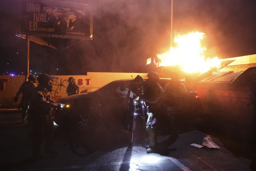 Trump trimite Garda Naţională în Los Angeles, unde sunt proteste violente privind imigraţia . Pușcașii marini sunt în „alertă maximă”  979110