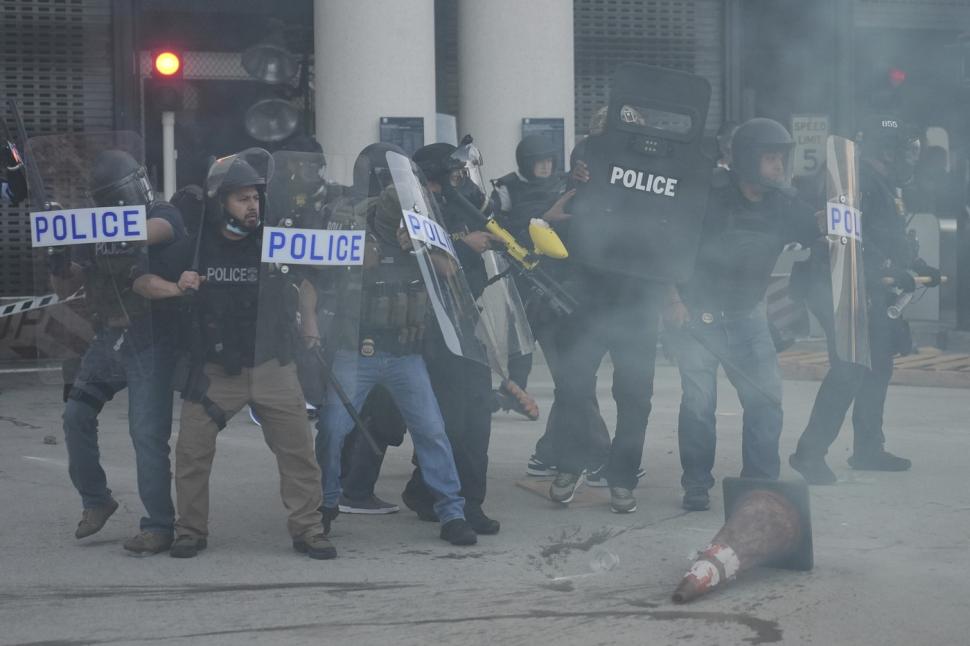 Trump trimite Garda Naţională în Los Angeles, unde sunt proteste violente privind imigraţia . Pușcașii marini sunt în „alertă maximă”  979114