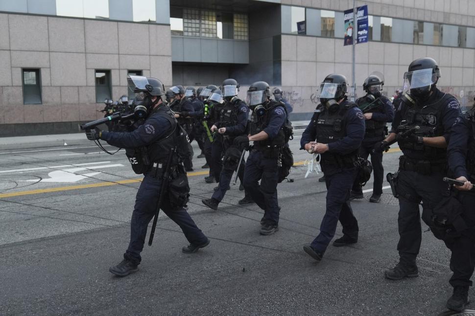 Trump trimite Garda Naţională în Los Angeles, unde sunt proteste violente privind imigraţia . Pușcașii marini sunt în „alertă maximă”  979116