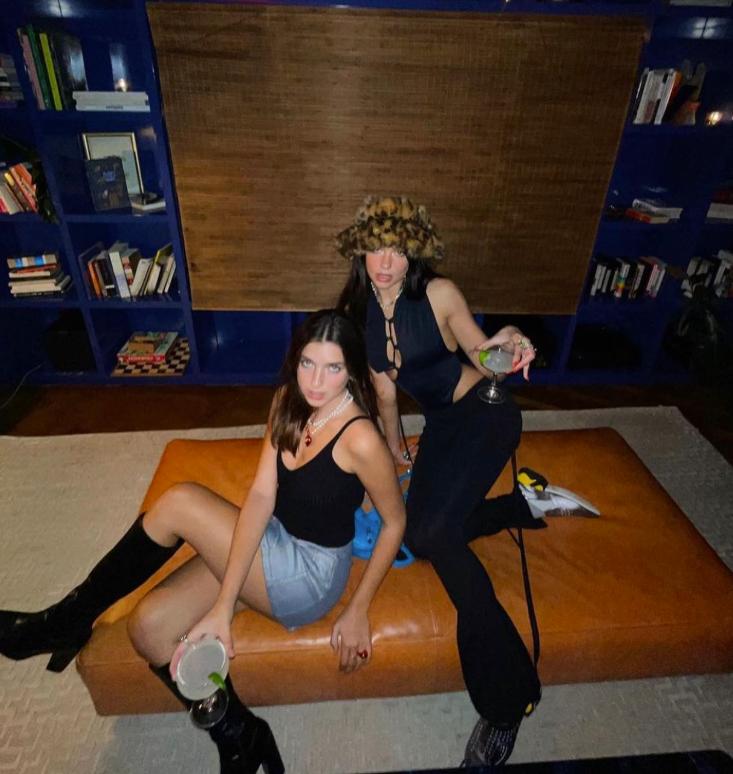 Dua Lipa are o soră mai mică, iar acum tot internetul e în fierbere. O fotografie cu ele în bikini are 9 milioane de vizualizări  979310