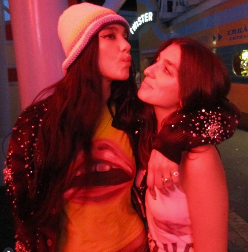 Dua Lipa are o soră mai mică, iar acum tot internetul e în fierbere. O fotografie cu ele în bikini are 9 milioane de vizualizări  979311