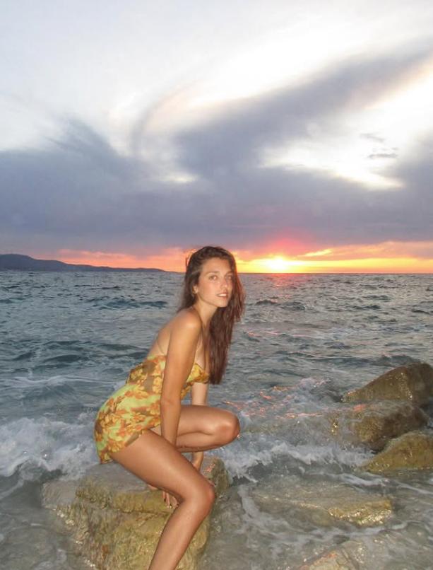 Dua Lipa are o soră mai mică, iar acum tot internetul e în fierbere. O fotografie cu ele în bikini are 9 milioane de vizualizări  979312