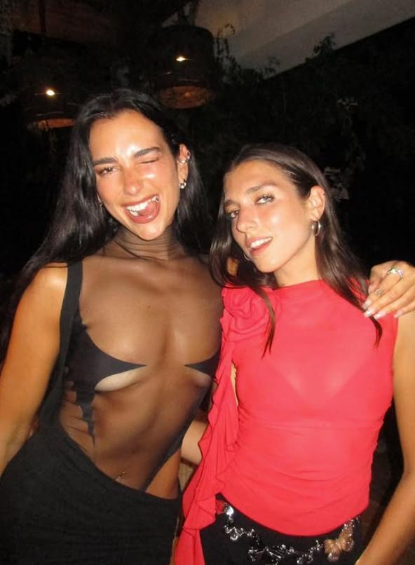 Dua Lipa are o soră mai mică, iar acum tot internetul e în fierbere. O fotografie cu ele în bikini are 9 milioane de vizualizări  979313