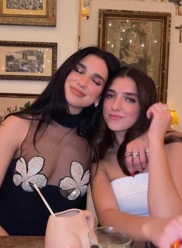 Dua Lipa are o soră mai mică, iar acum tot internetul e în fierbere. O fotografie cu ele în bikini are 9 milioane de vizualizări  979315