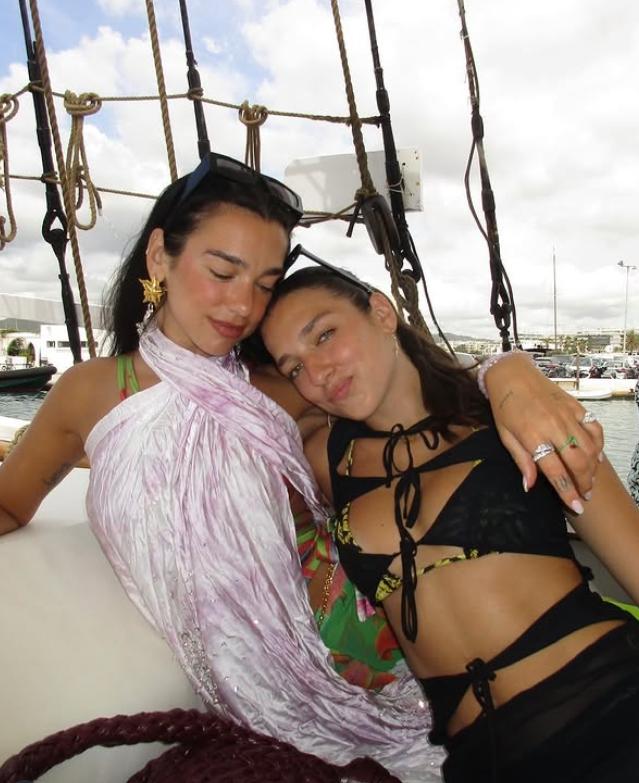 Dua Lipa are o soră mai mică, iar acum tot internetul e în fierbere. O fotografie cu ele în bikini are 9 milioane de vizualizări  979316