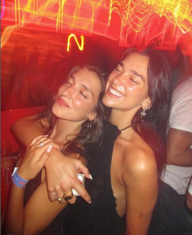 Dua Lipa are o soră mai mică, iar acum tot internetul e în fierbere. O fotografie cu ele în bikini are 9 milioane de vizualizări  979317